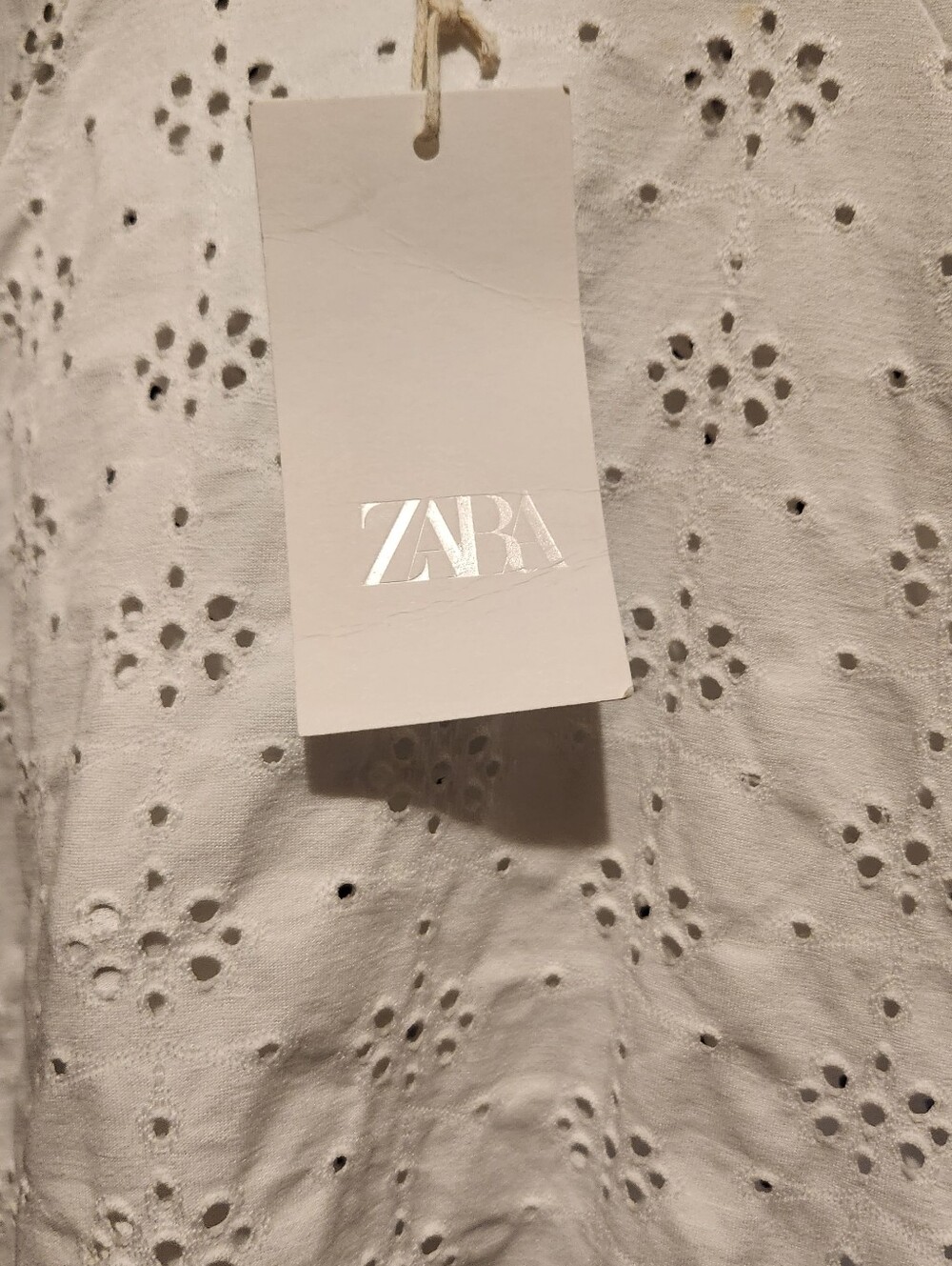 NWT Zara SIZE MEDIUM White Eyelet Puff Sleeve Top - Picture 2 of 5